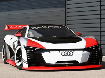 Prototyp Audi e-tron w drodze nad W&ouml;rthersee